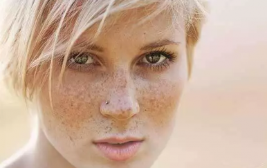 老年斑是怎么形成的，老年斑是體內毒素過多嗎？