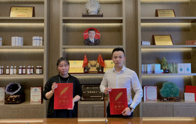 恭喜廣東潮州市潮安區(qū)龔女士成功簽約翌芙萊祛斑加盟店。