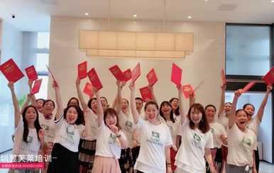 淚聚是緣。愛心成就翌芙萊，我們圓滿畢業(yè)啦！